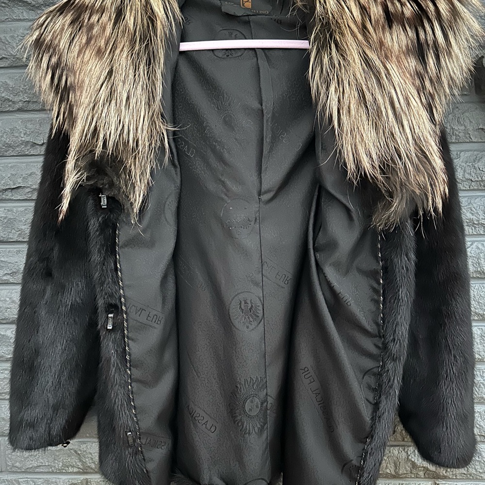 Elegant Black Fur Jacket with Tan Collar - Picture 3 of 6